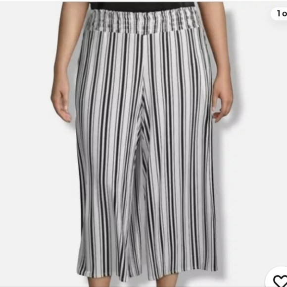 LANE BRYANT NWT WIDE LEGS PULL ON . SZ 18/20 BLACK WHITE STRIPES. CROP - Picture 1 of 11